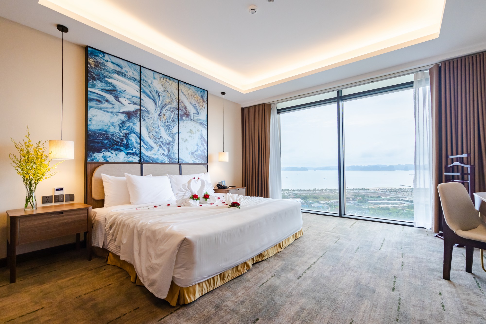 Mường Thanh Luxury Hạ Long Centre 16 hang phong deluxe king huong bien