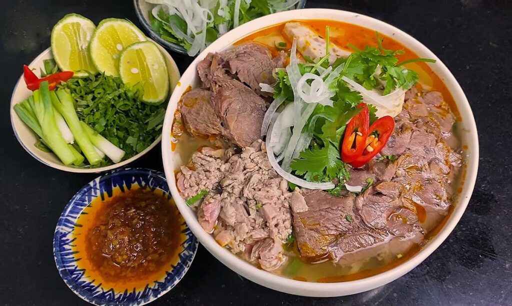 14 món ăn nhất định phải thử khi đến Huế 19 Bún Bò Huế
