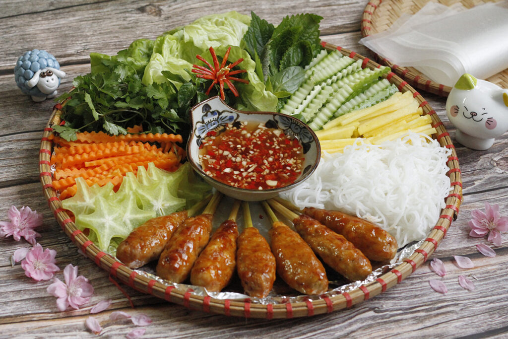 14 món ăn nhất định phải thử khi đến Huế 23 Nem lụi Huế