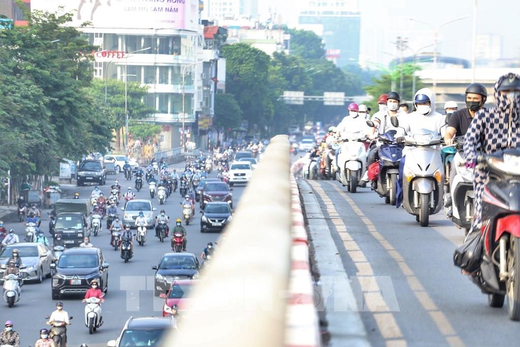 Người dân di chuyển bằng phương tiện cá nhân đi đền Hùng